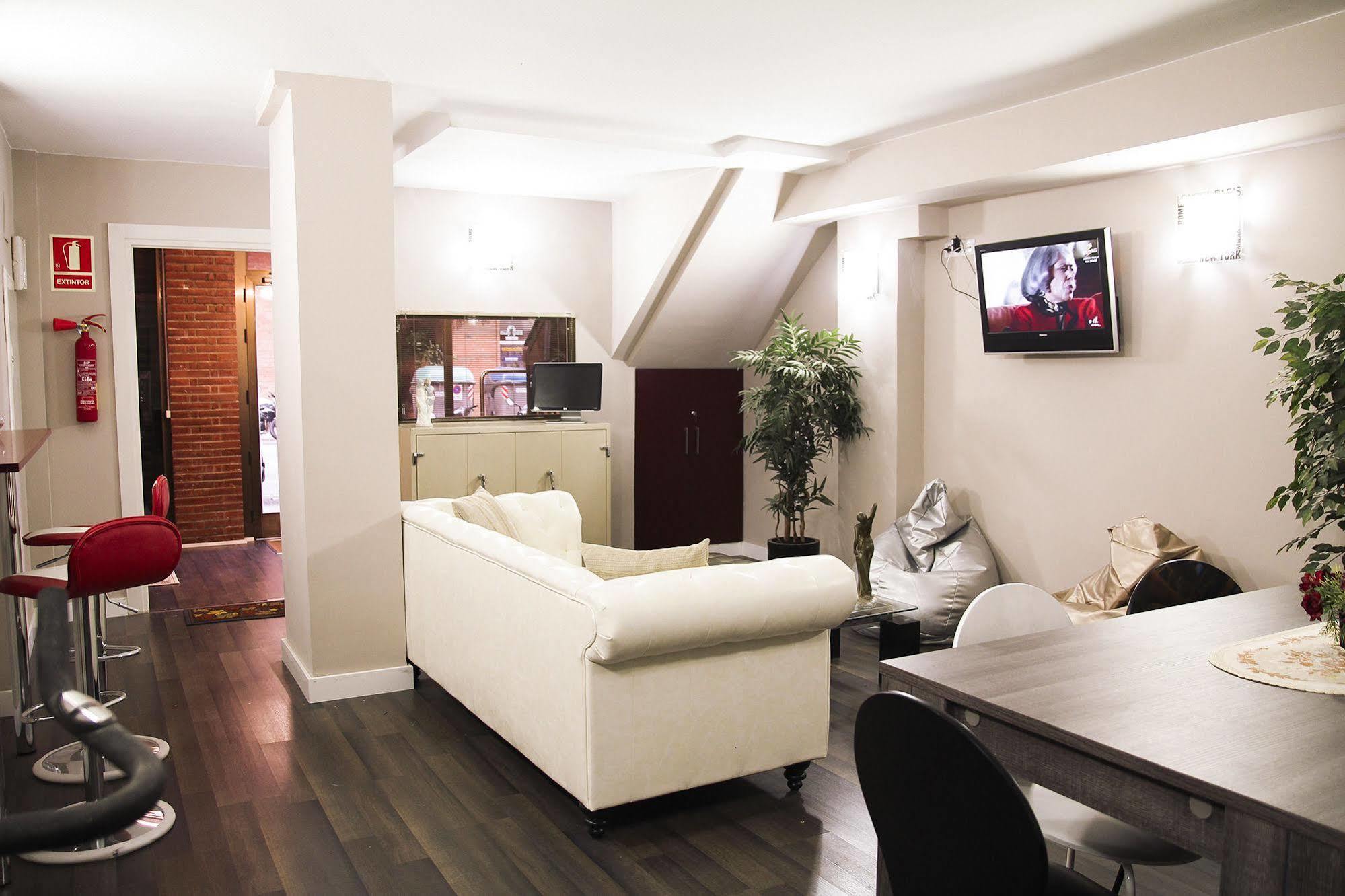 Barcelona & You Hostel Sagrada Familia Екстериор снимка